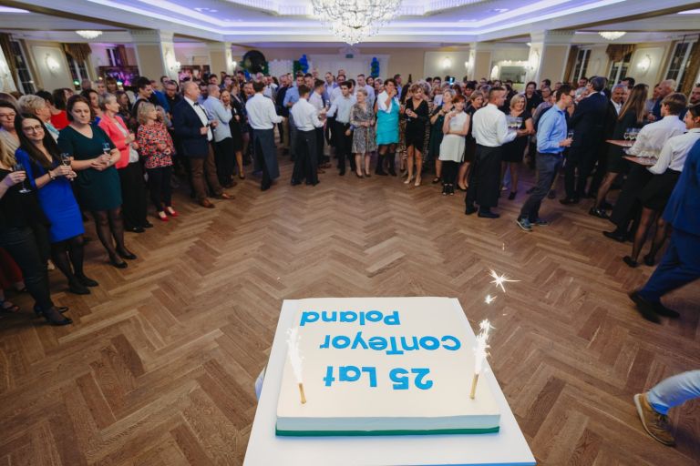 The ballroom where the 25th anniversary of conTeyor was celebrated with a white and blue cake