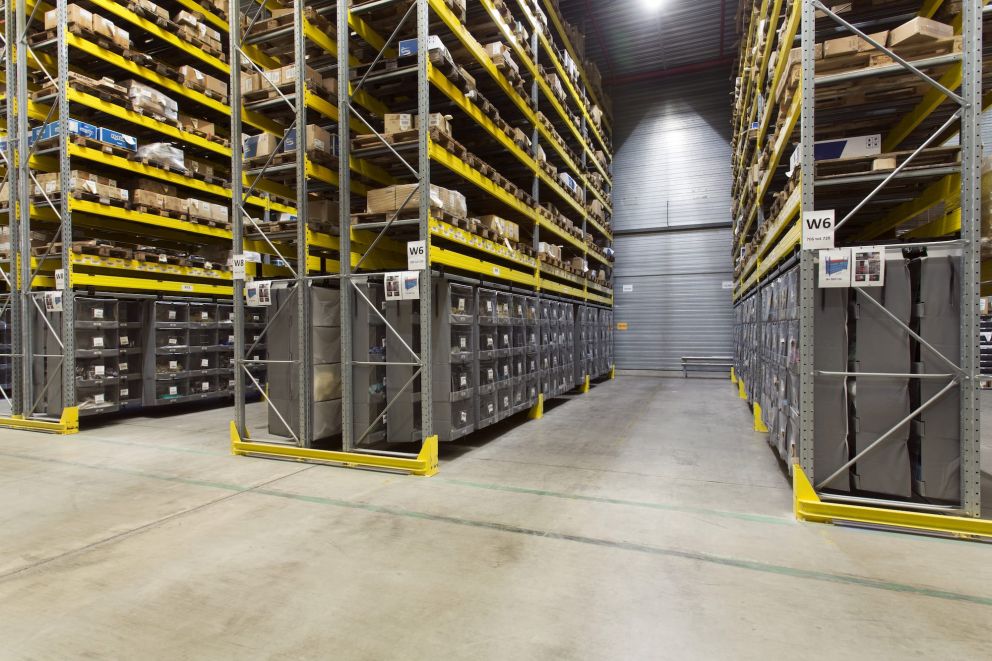 A Storeganizer&#039;s installation for H.Essers in a large warehouse with yelllow accents